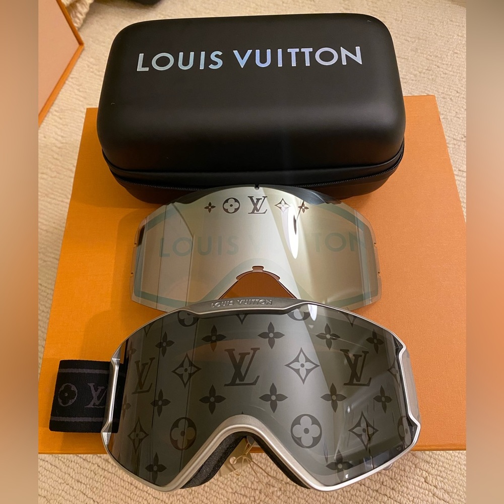 New Authentic Louis Vuitton Silver Black Monogram Ski Goggles